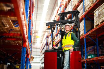 Prenájom manipulačnej techniky v logistike: trend, ktorý zvyšuje flexibilitu skladových prevádzok