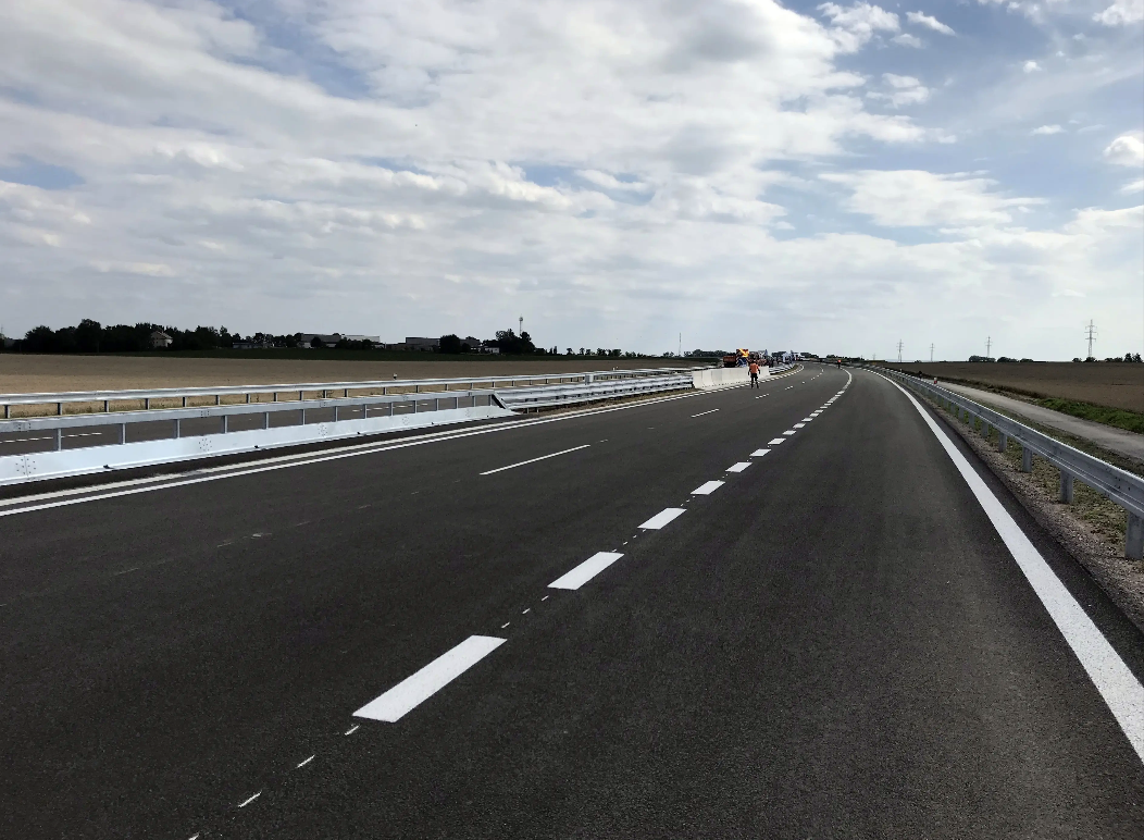 The development of logistics parks ties to transport hubs The development of logistics parks ties to transport hubs