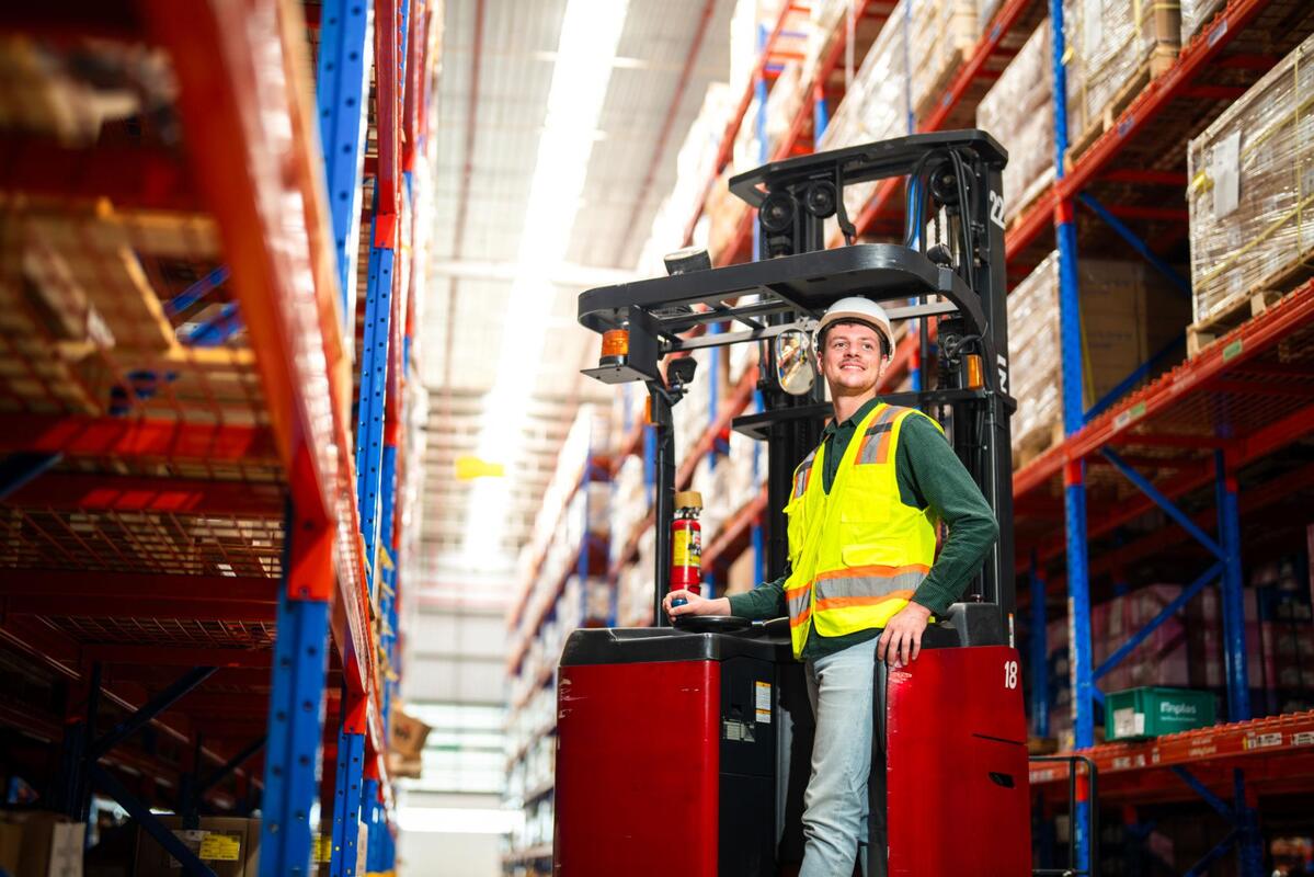 Prenájom manipulačnej techniky v logistike: trend, ktorý zvyšuje flexibilitu skladových prevádzok