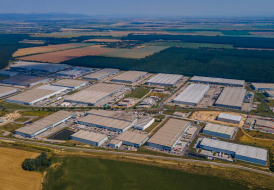 Európske logistické nehnuteľnosti čelia deficitu priestoru vo výške 150 miliárd eur: Čo potrebujú vedieť podniky